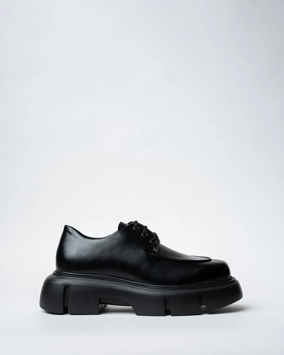 LACED DERBY SHOES WITH A ROUNDED TOE AND CHUNKY SOLE